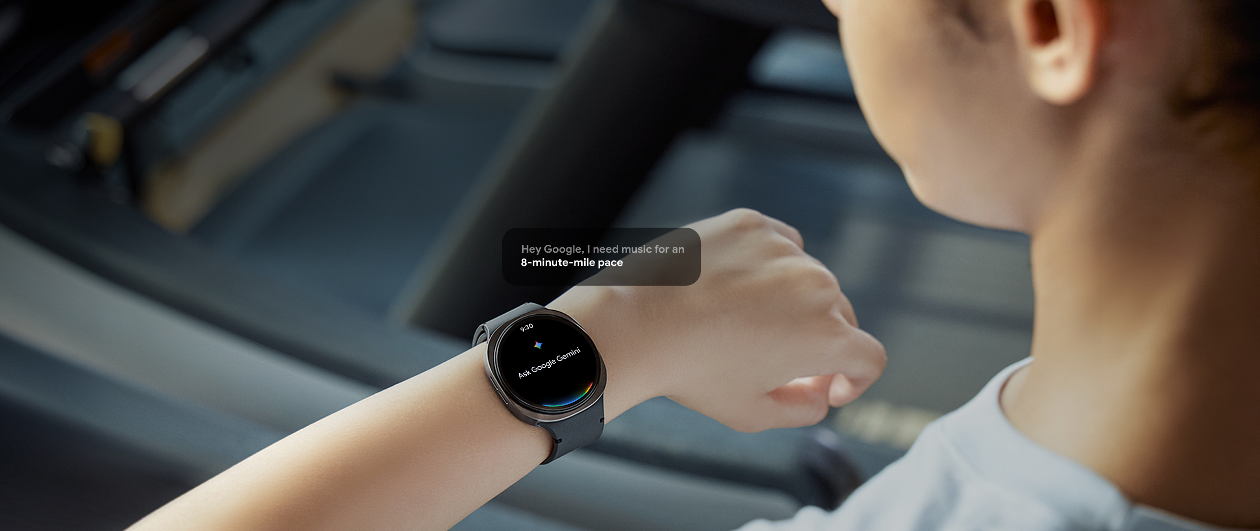 Una mujer con un Galaxy Watch8 levanta el brazo y lo mira. En la pantalla aparece el texto 'Pregúntale a Google Gemini' con un ícono de Gemini. Un mensaje emergente cerca dice: 'Hola, Google, necesito música para correr a un ritmo de 8 minutos por milla'. El texto 'Google Gemini' y su logotipo aparecen en la parte inferior.